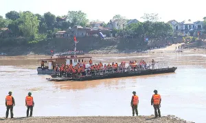 Lắp lại cầu phao Phong Châu